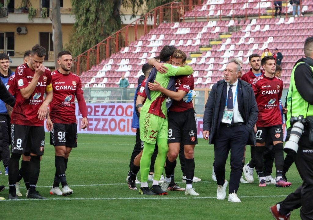 Reggina-Modena saluto finale squadra Curva Sud tifosi Granillo abbraccio Colombi Gori
