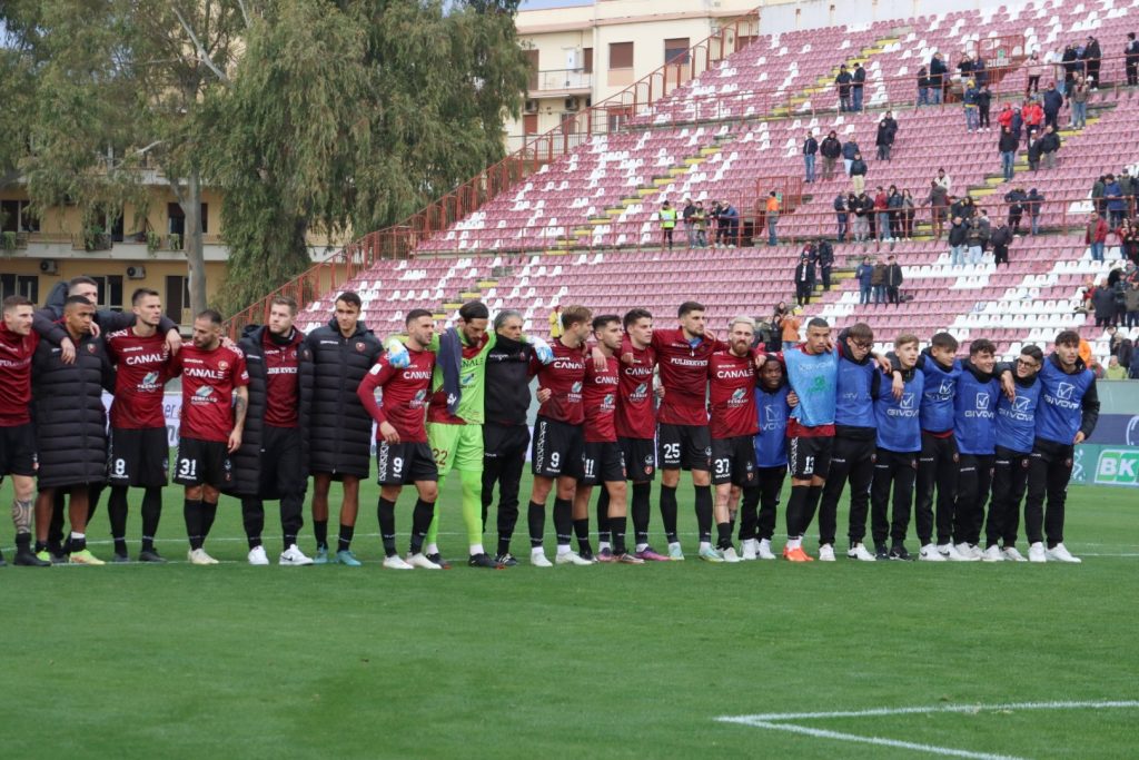 Reggina-Modena saluto finale squadra Curva Sud tifosi Granillo