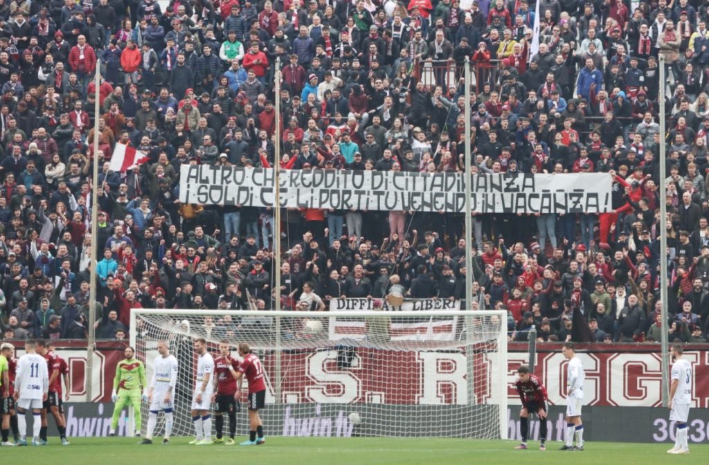 Reggina-Modena striscione Curva Sud reddito di cittadinanza