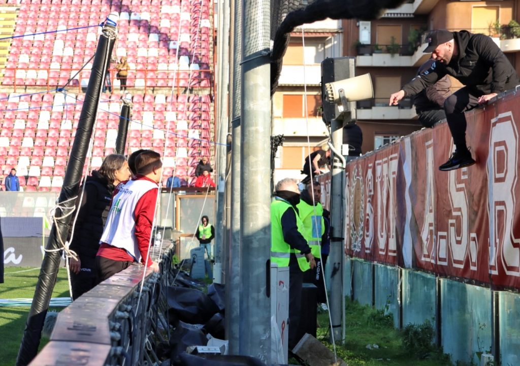 Reggina-Pisa contestazione tifosi e Inzaghi sotto la Curva
