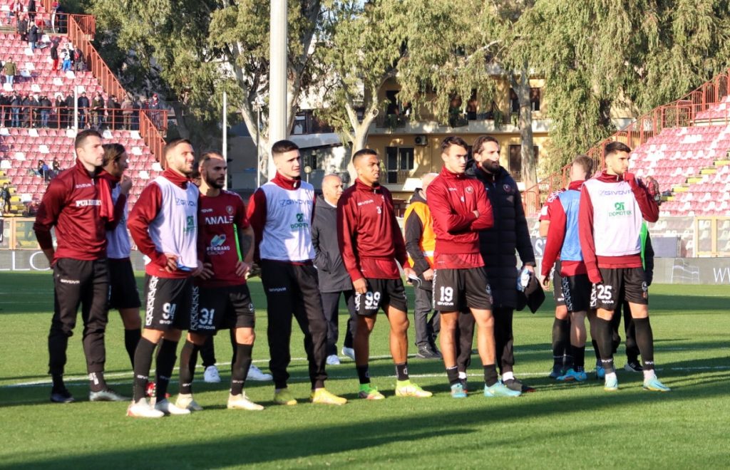 Reggina-Pisa contestazione giocatori tristi sotto la Curva