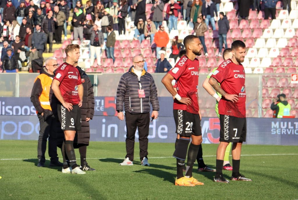 Reggina-Pisa contestazione giocatori tristi sotto la Curva Gori Hernani Menez
