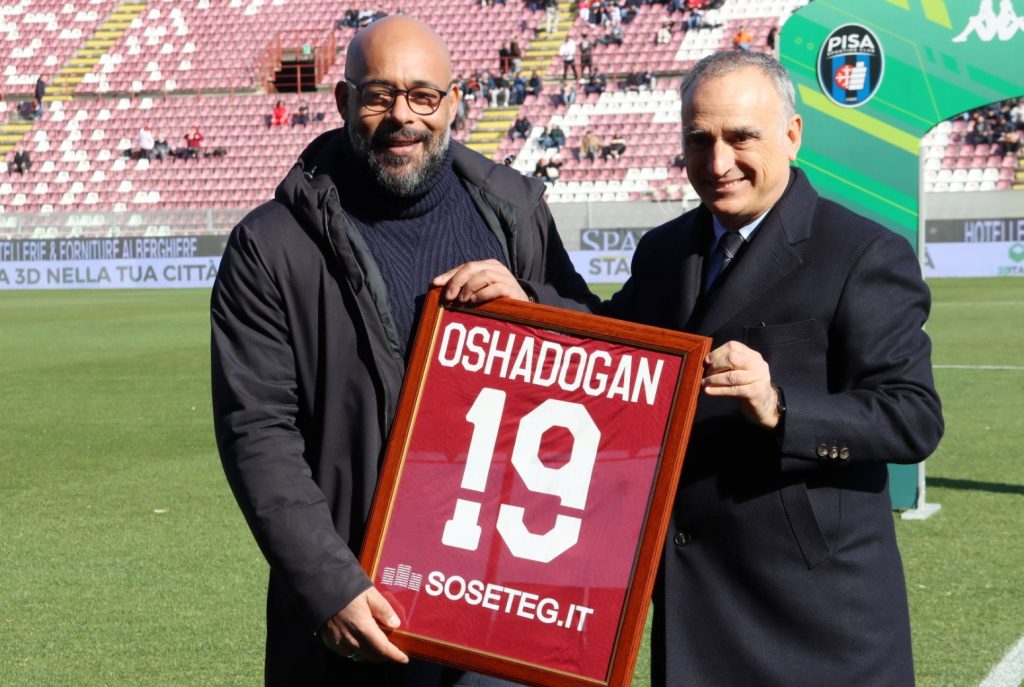 Reggina-Pisa, premiazione e accoglienza Oshadogan con Cardona