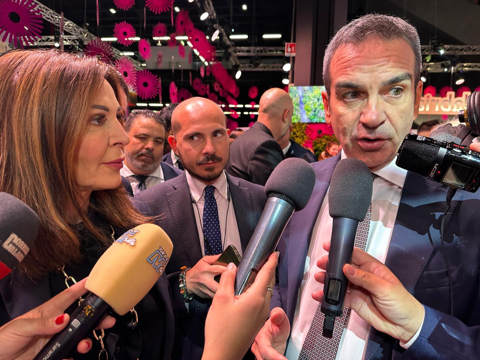 Santanché visita stand Calabria Bit di Milano