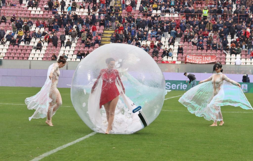 Spettacolo di danza nell'intervallo di Reggina-Modena