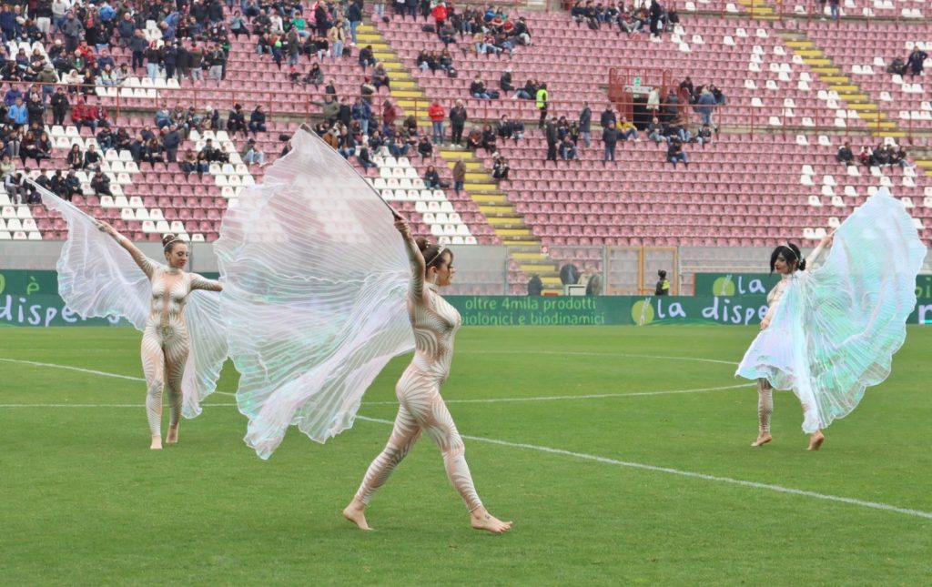 Spettacolo di danza nell'intervallo di Reggina-Modena