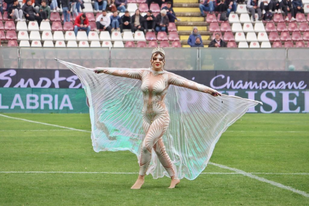 Spettacolo di danza nell'intervallo di Reggina-Modena