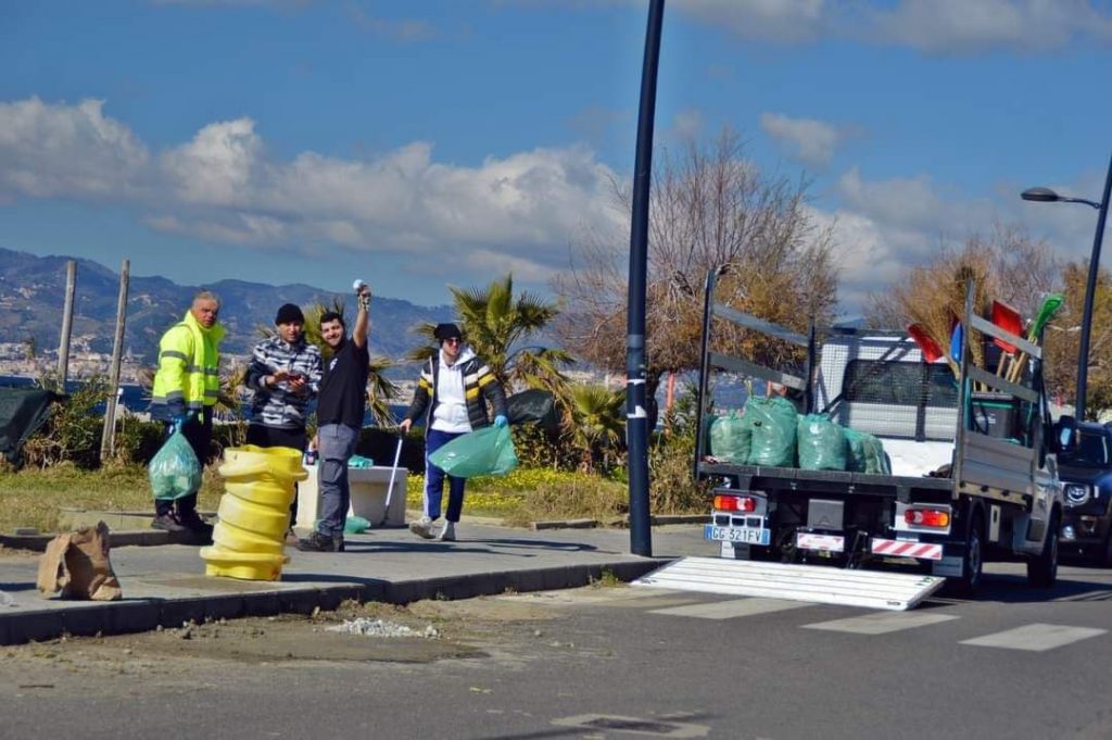 Volontari pulizia spiaggia Gallico Marina