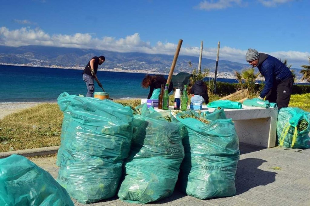 Volontari pulizia spiaggia Gallico Marina