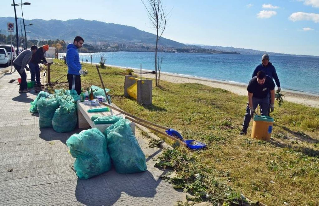 Volontari pulizia spiaggia Gallico Marina