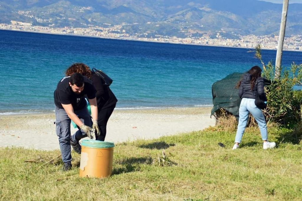 Volontari pulizia spiaggia Gallico Marina