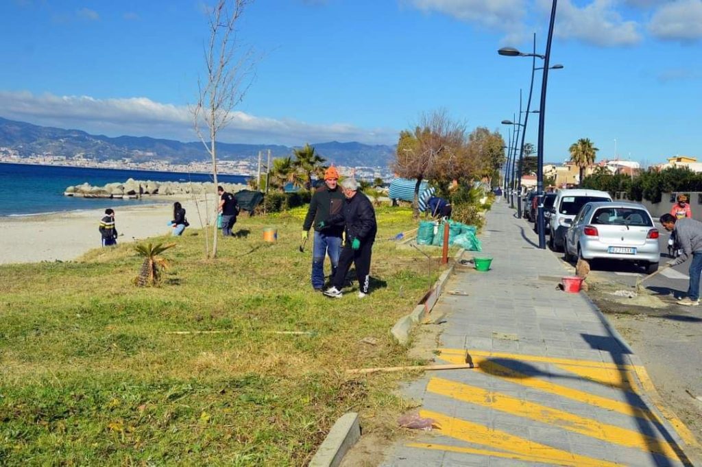Volontari pulizia spiaggia Gallico Marina