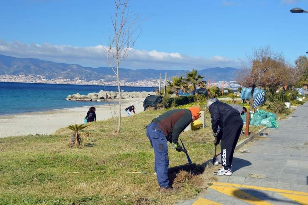 Volontari pulizia spiaggia Gallico Marina