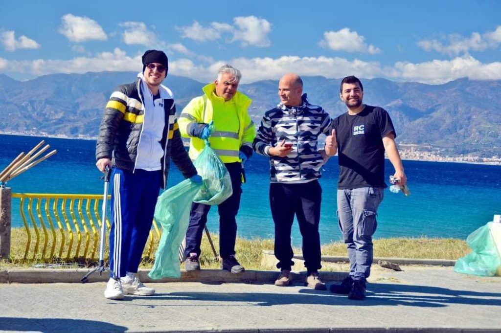 Volontari pulizia spiaggia Gallico Marina