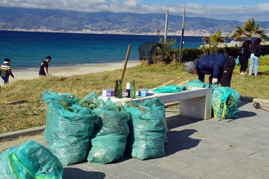 Volontari pulizia spiaggia Gallico Marina