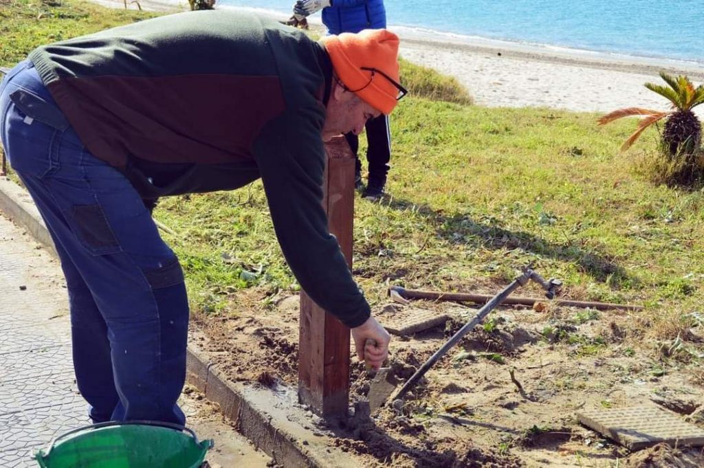 Volontari pulizia spiaggia Gallico Marina