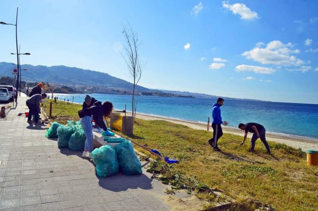 Volontari pulizia spiaggia Gallico Marina