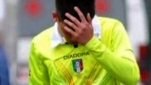 arbitro aggredito