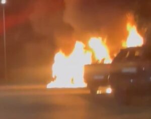 auto in fiamme