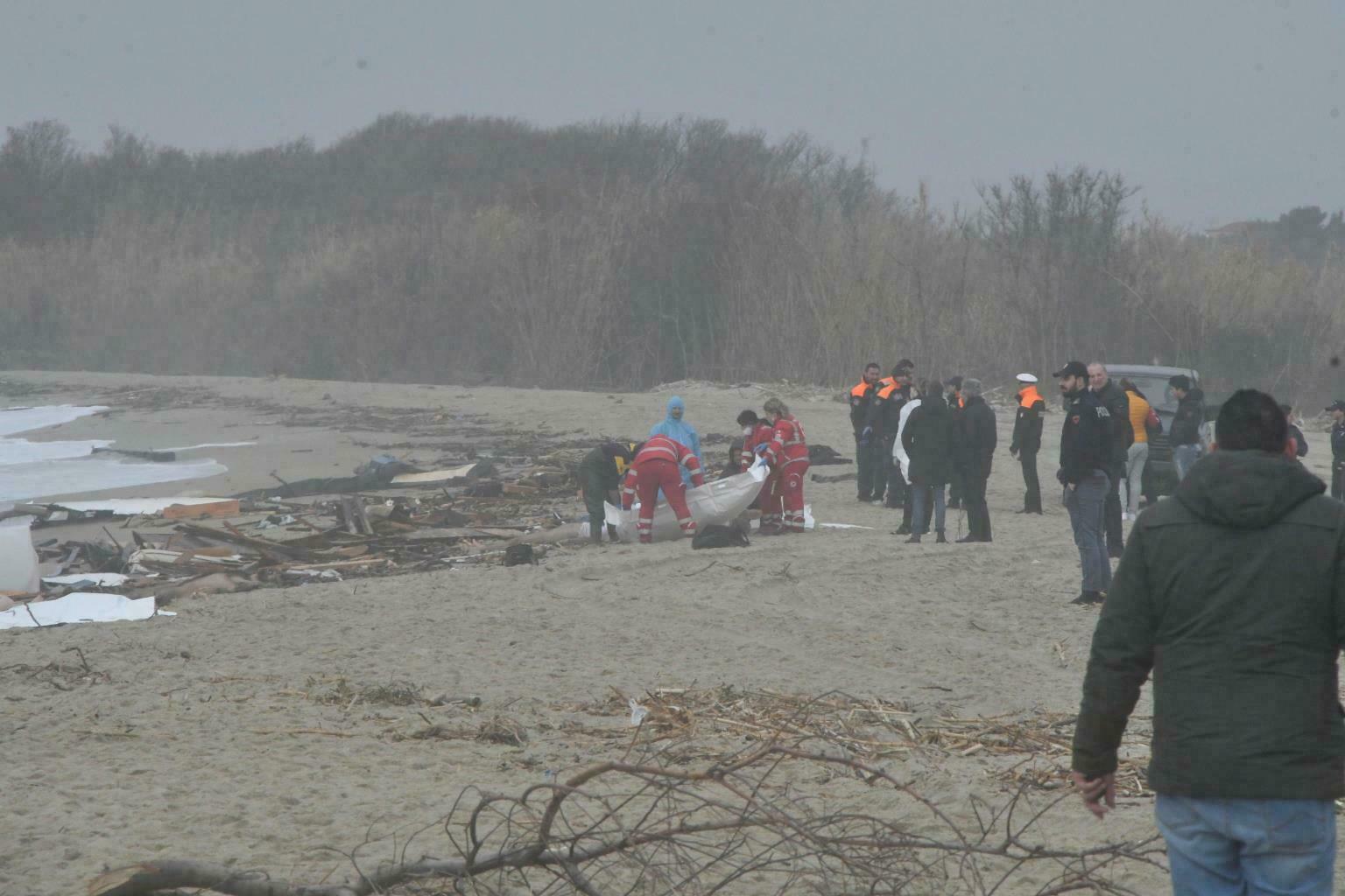 migranti morti spiaggia cutro (10)
