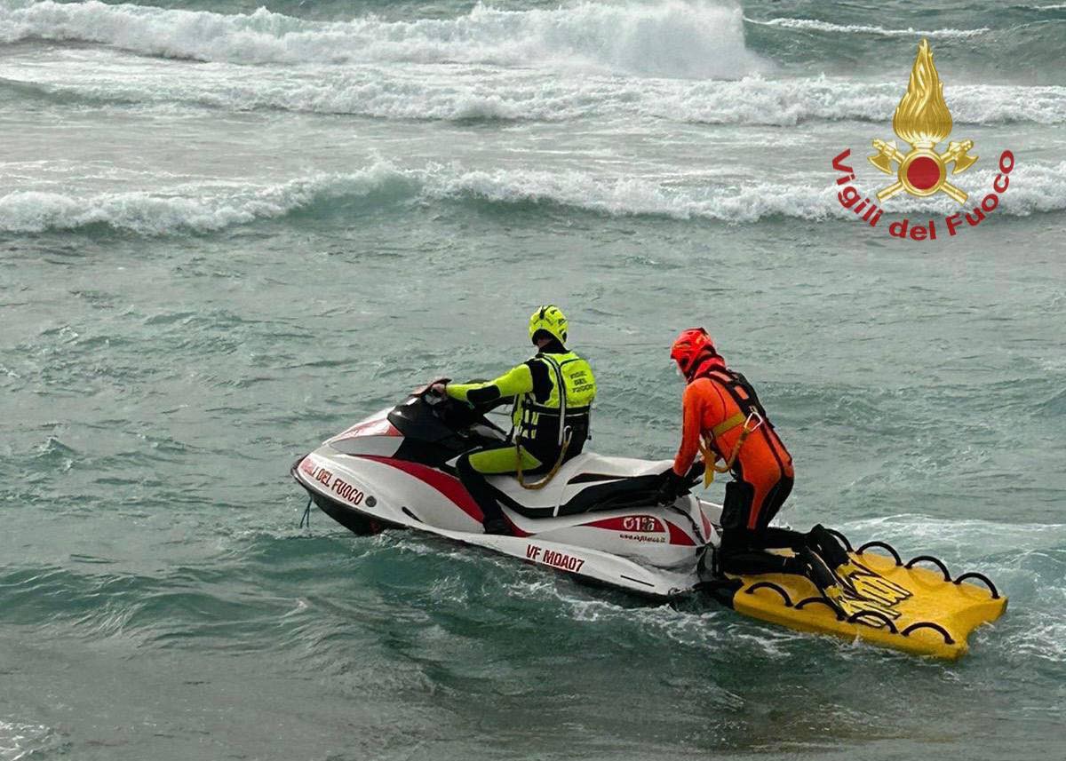 migranti morti spiaggia cutro (2)
