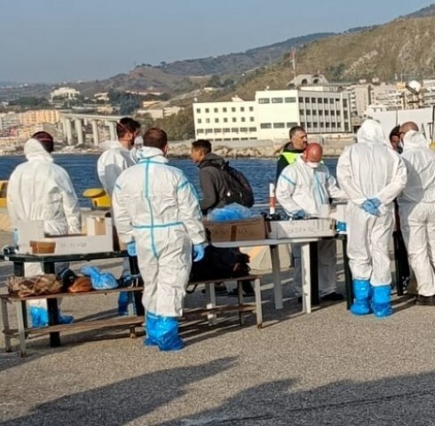 migranti nave dattilo reggio calabria