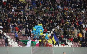 Italia-Ucraina al Granillo tifosi con bandiere