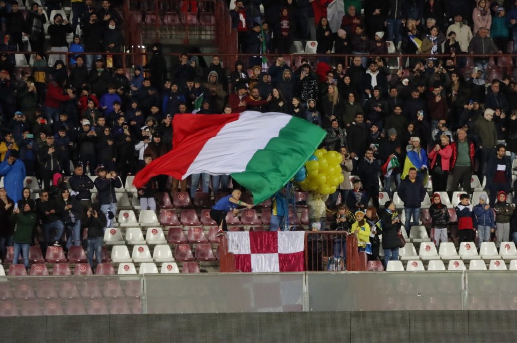 Italia-Ucraina al Granillo tifosi con bandiere