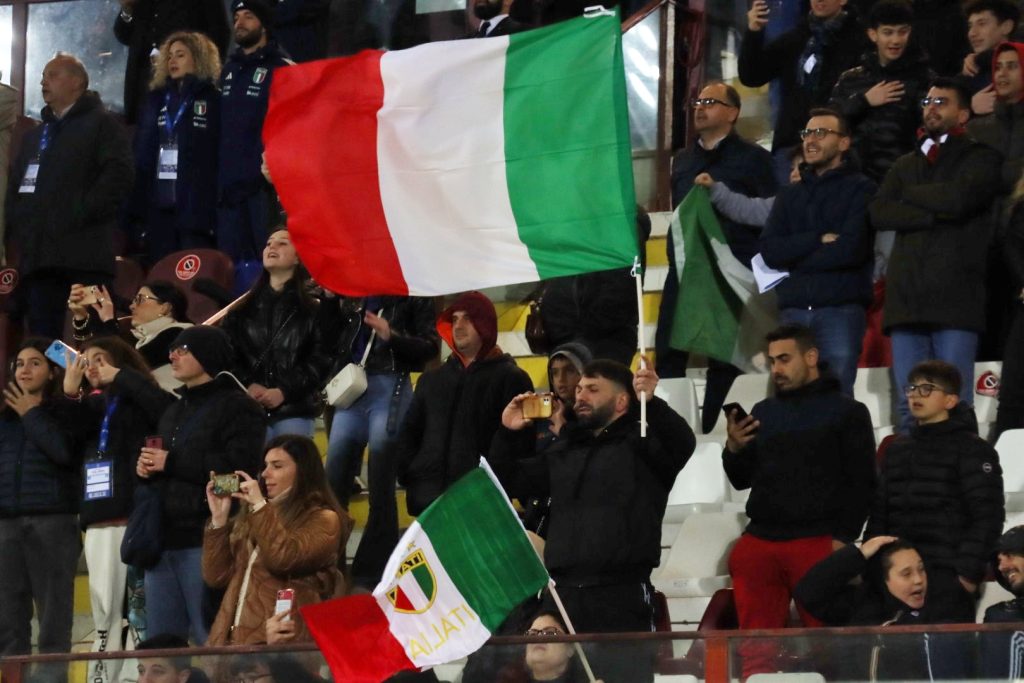 Italia-Ucraina al Granillo tifosi con bandiere