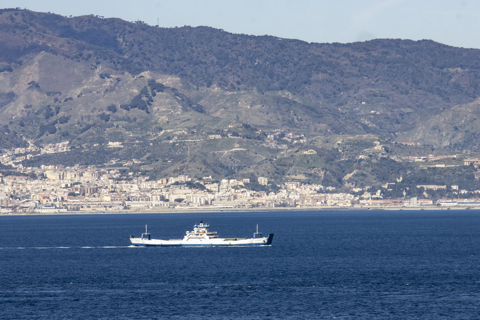 Nave Stretto Messina (2)