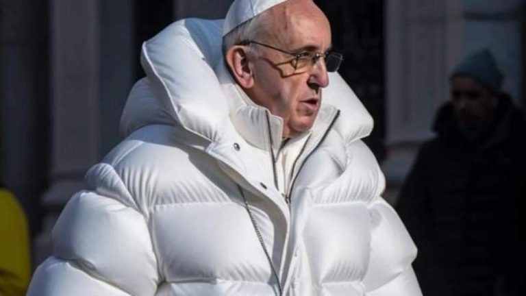 Papa Francesco piumino bianco
