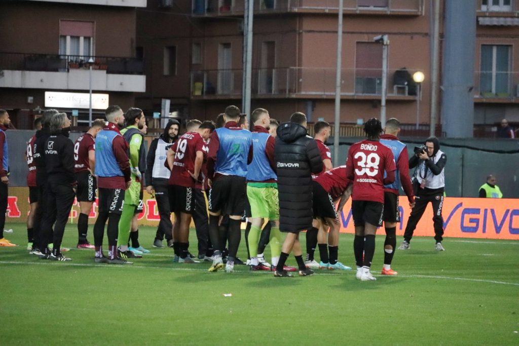 Reggina-Cagliari squadra sconsolata a fine gara sotto la Curva