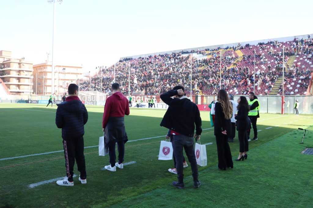 Reggina-Cagliari prepartita tifosi a bordo campo match experience