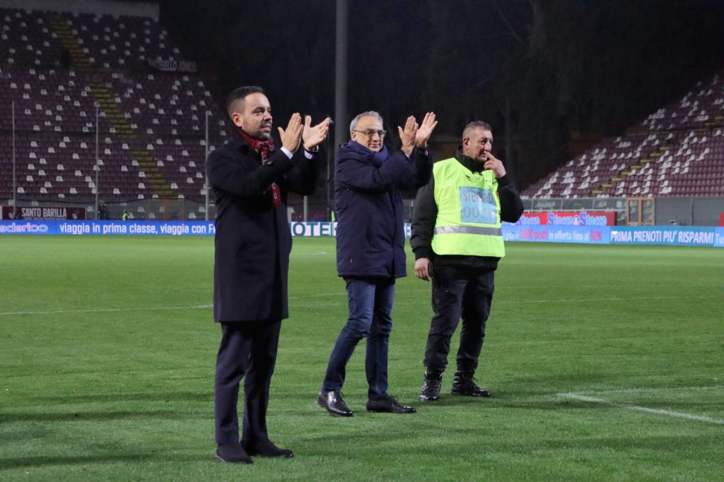 Reggina-Parma Saladini e Cardona sotto la Curva ad applaudire la Sud a fine gara