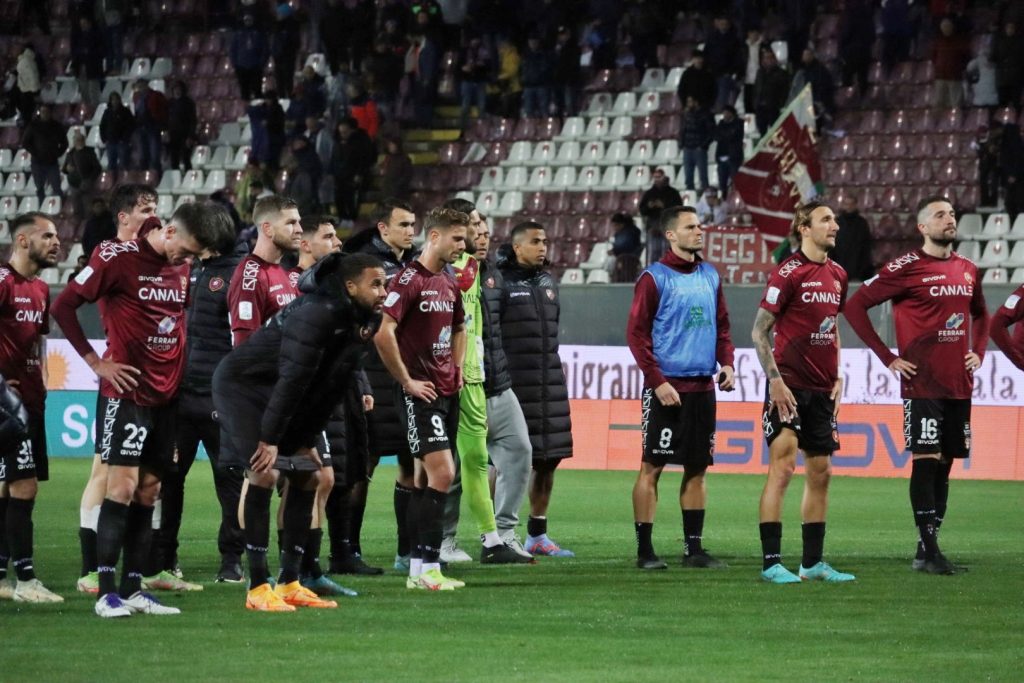 Reggina-Parma squadra sconsolata sotto la Curva a fine gara