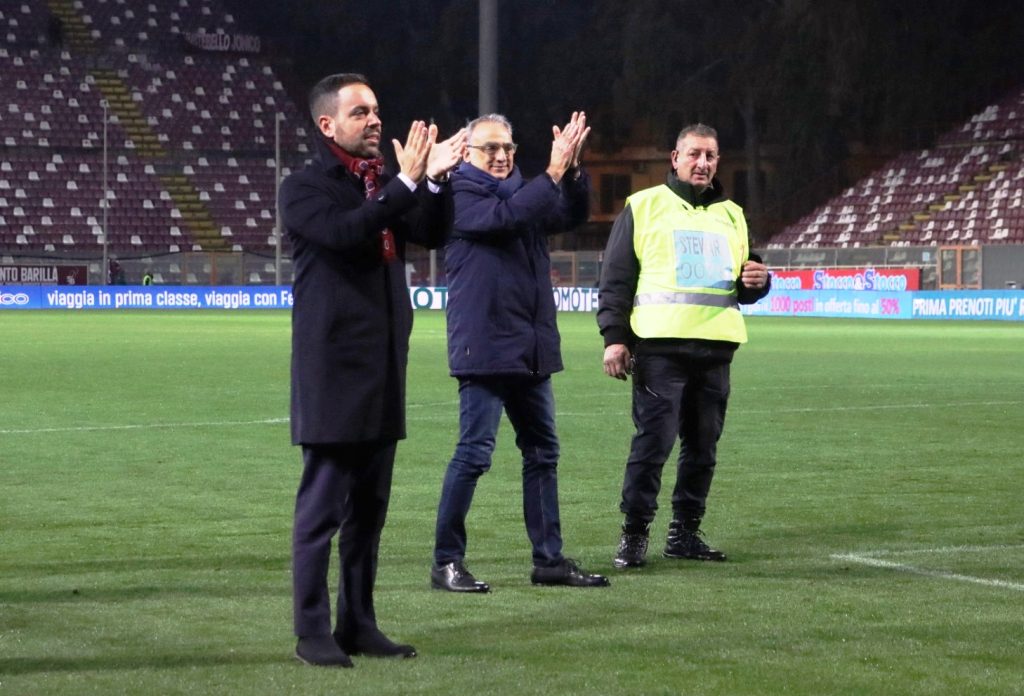 Saladini e Cardona ringraziano i tifosi sotto la Curva dopo Reggina-Parma