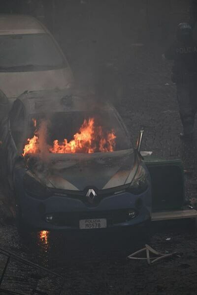 Scontri tifosi Napoli-Eintracht macchina polizia bruciata