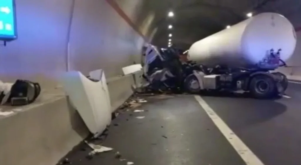 Auto-cisterna di gas ribaltata sull’A2: permangono rallentamenti