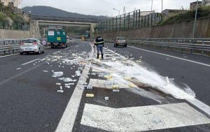 polizia camion perde carico