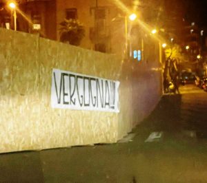 striscione vergogna piazza de nava