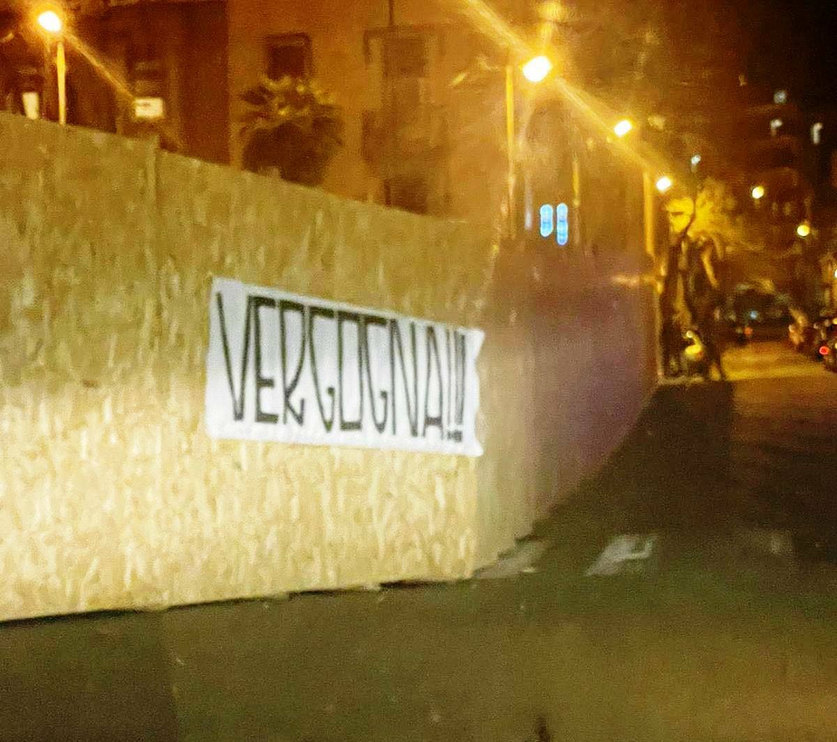striscione vergogna piazza de nava