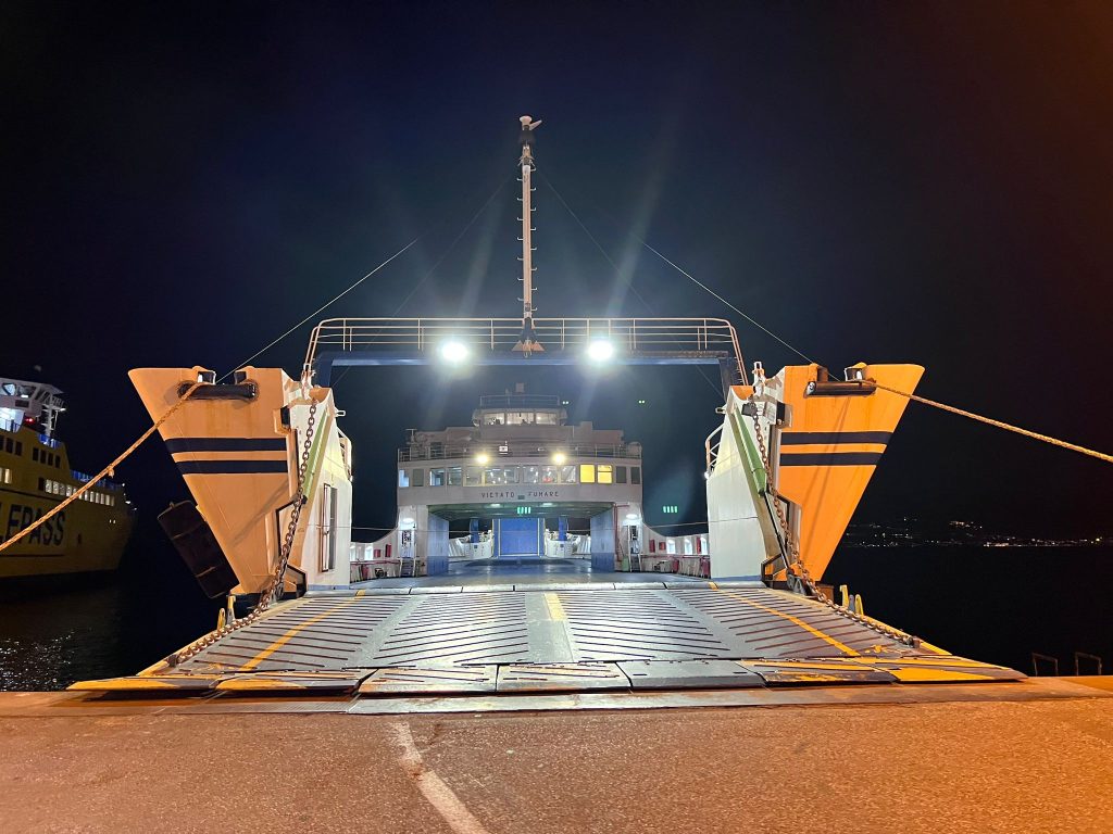 traghetto stretto di messina