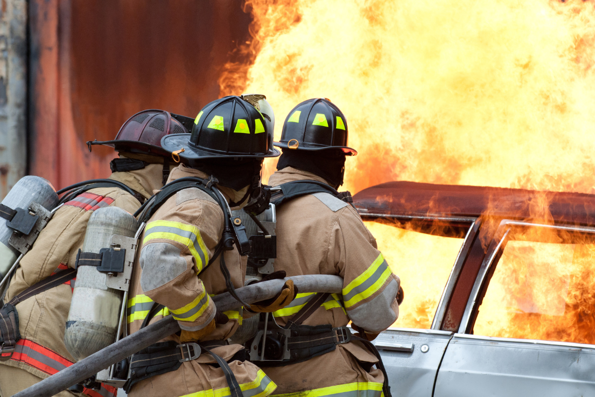 vigili del fuoco auto incendiata