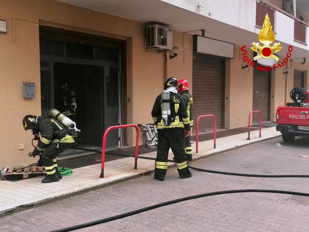 vigili del fuoco incendio deposito
