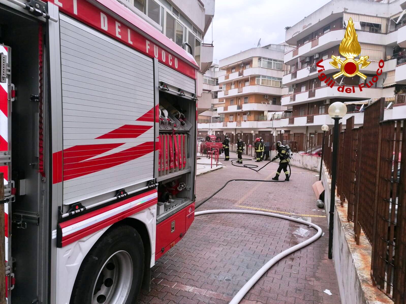 vigili del fuoco incendio deposito(2)