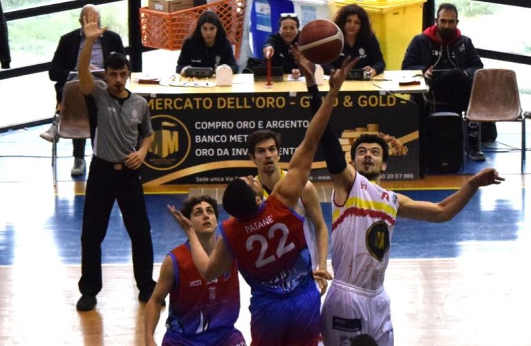 Basket School Messina-ALFA la palla a due del match