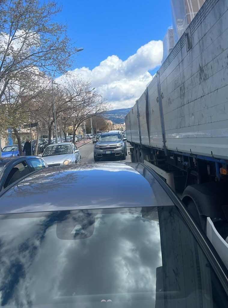 Incidente Calopinace Reggio Calabria camion finisce su auto ferma