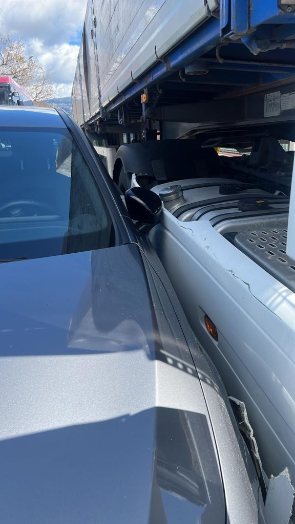 Incidente Calopinace Reggio Calabria camion finisce su auto ferma