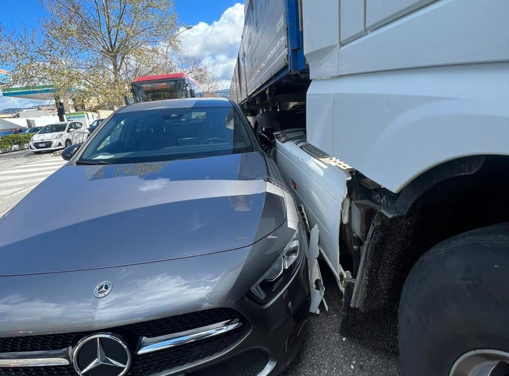 Incidente Calopinace Reggio Calabria camion finisce su auto ferma
