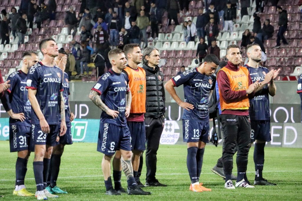Reggina-Brescia calciatori sconsolati sotto la Curva